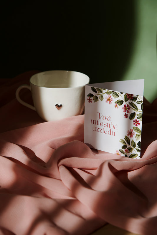 Porcelāna krūzīte ar sudraba sirsniņu un apsveikuma kartīti