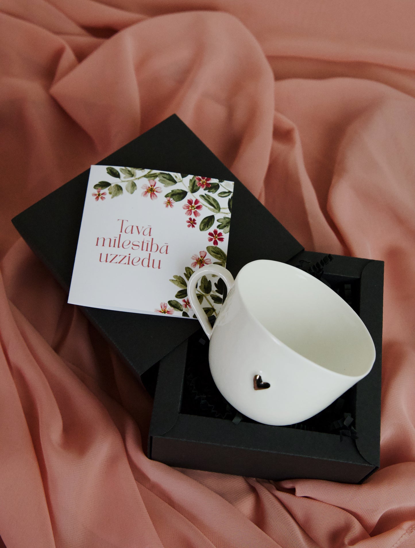 Porcelāna krūzīte ar sudraba sirsniņu un apsveikuma kartīti