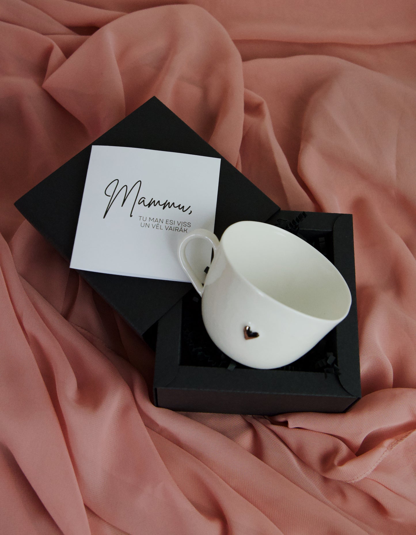 Porcelāna krūzīte ar sudraba sirsniņu un apsveikuma kartīti