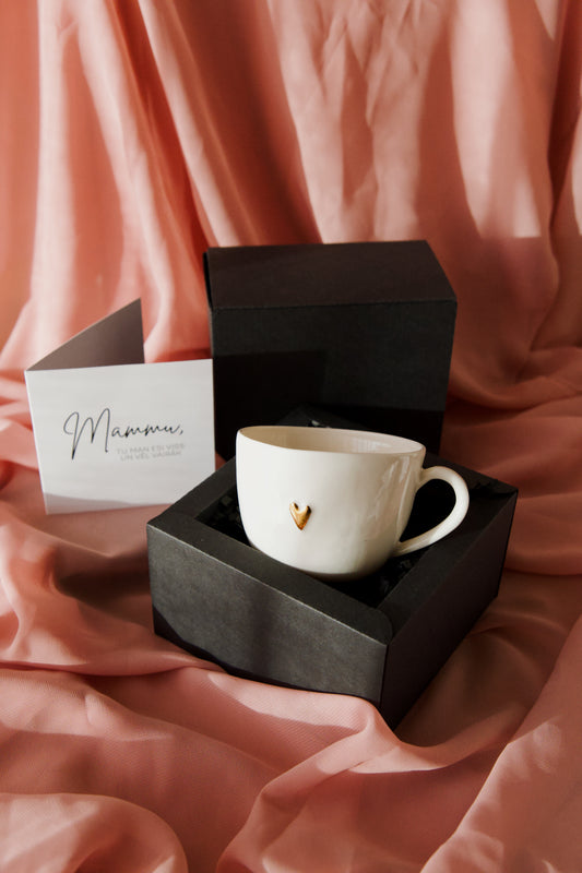 Porcelāna krūzīte ar zelta sirsniņu un apsveikuma kartīti